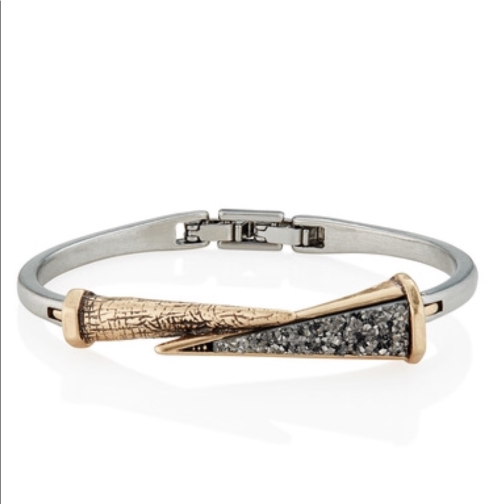 Amulet hinged bracelet